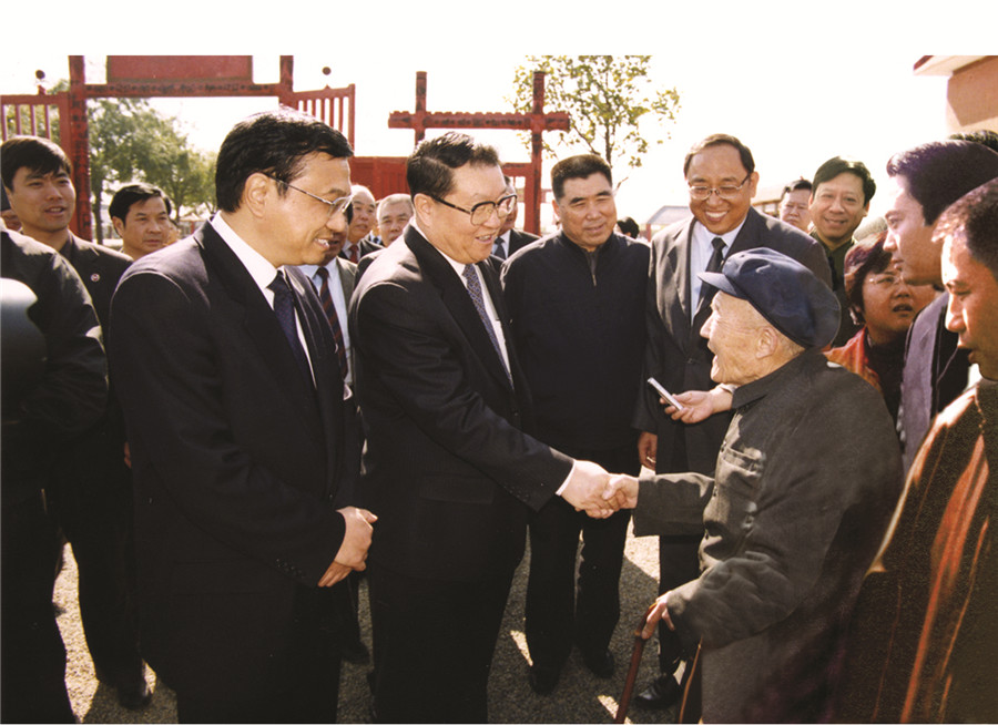 中共中央政治局常委、國務(wù)院總理（時(shí)任河南省委書記）李克強(qiáng)，原中共中央政治局常委李長(zhǎng)春接見吳培文